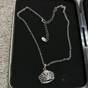 Silver crown-Queen design necklace